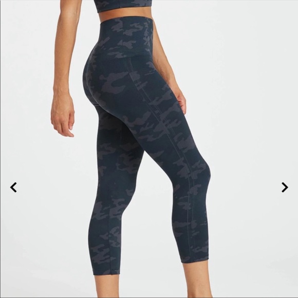 SPANX Pants - Spanx Look At Me Now Seamless Cropped Legging Camo size M Medium